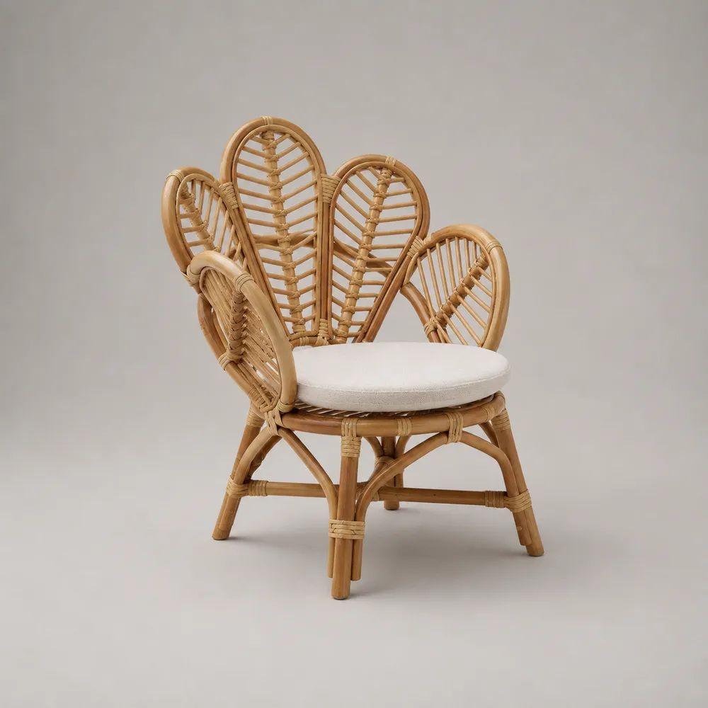 Sedia da pranzo con braccioli in rattan naturale, schienale a petali e cuscino crema, 76 × 66 × 96 cm