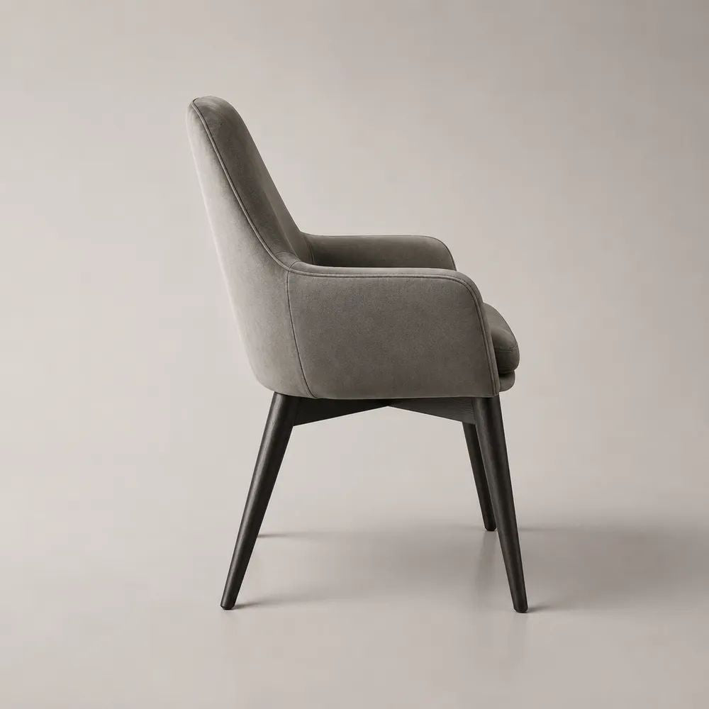 Sedia da pranzo imbottita in tessuto grigio con braccioli, gambe in legno antracite e schienale curvo, 58 x 61 x 86 cm