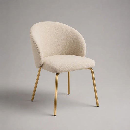 Sedia da pranzo imbottita in bouclé di poliestere crema con schienale arrotondato e gambe in acciaio oro, 56 × 58 × 80 cm