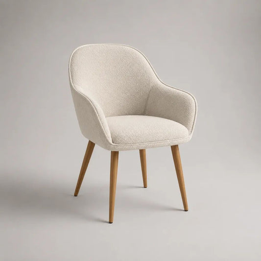 Sedia da pranzo imbottita con braccioli e schienale arrotondato, rivestimento in tessuto bouclé crema e gambe in legno, 58 × 61 × 84 cm