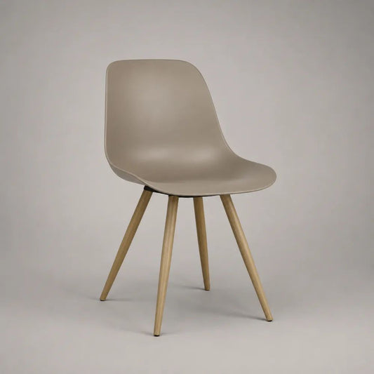Sedia da pranzo tortora in plastica con gambe in legno, 48 x 55 x 82 cm