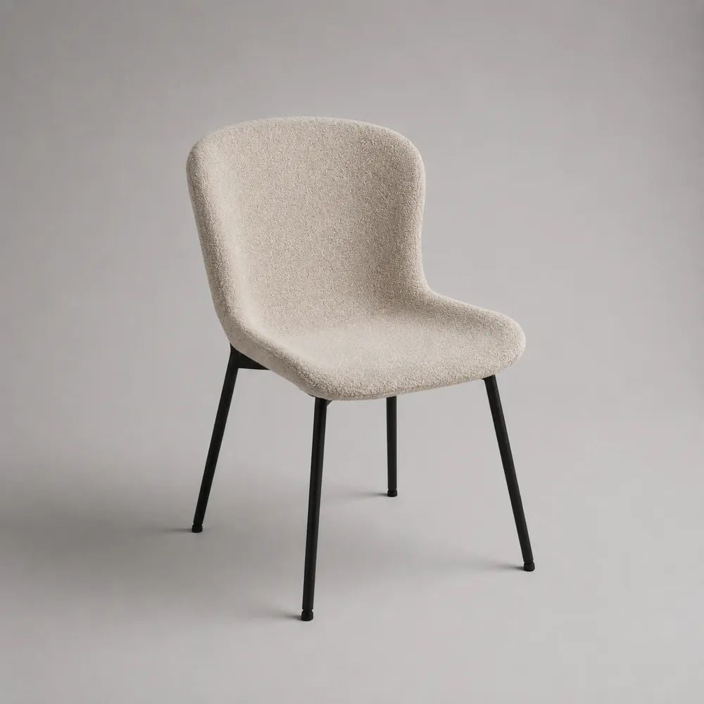 Sedia da pranzo imbottita in bouclé di poliestere avorio con gambe in acciaio nero, schienale arrotondato, 50 x 55 x 83 cm