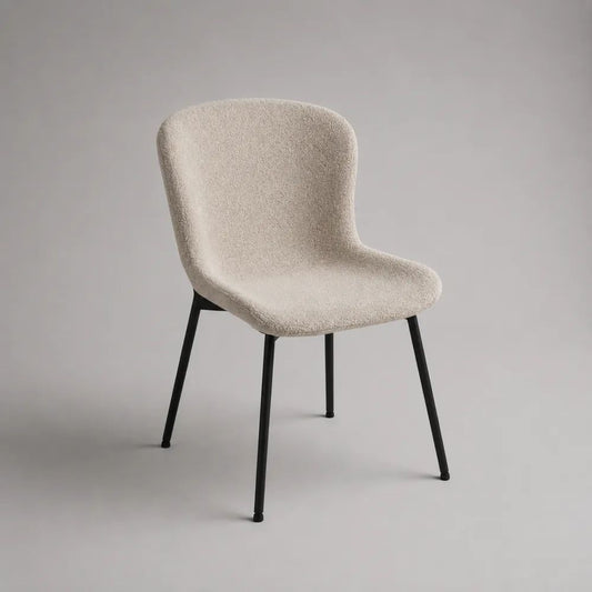 Sedia da pranzo imbottita in bouclé di poliestere avorio con gambe in acciaio nero, schienale arrotondato, 50 x 55 x 83 cm