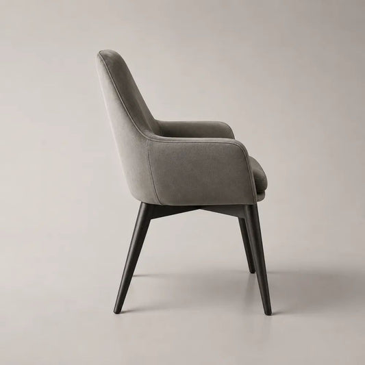 Sedia da pranzo imbottita in tessuto grigio con braccioli, gambe in legno antracite e schienale curvo, 58 x 61 x 86 cm