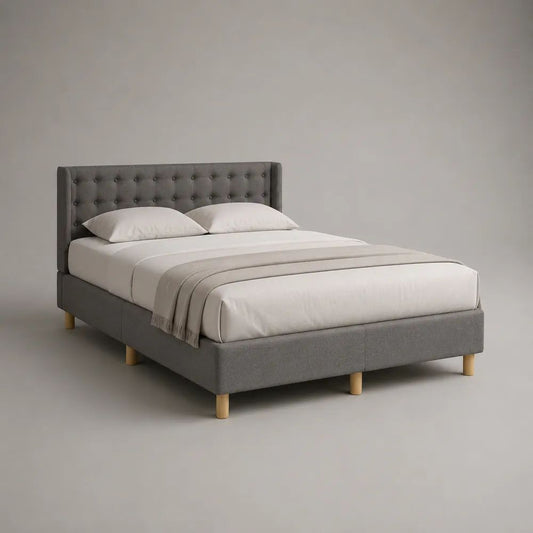 Letto matrimoniale imbottito in tessuto grigio con testiera trapuntata e rete a doghe, 160 × 200 cm