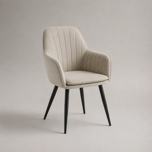Sedia da pranzo con braccioli in tessuto beige e gambe in acciaio nero, 58 × 60 × 83 cm